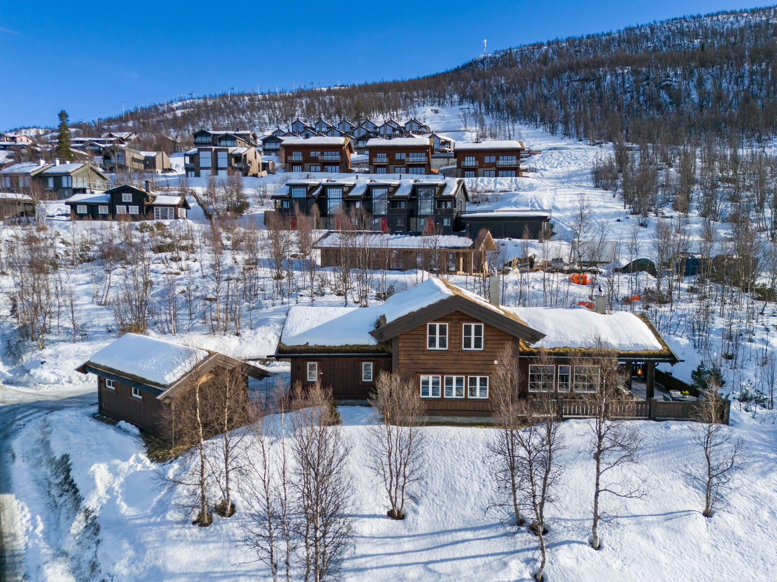 Eiendomsmegler Jannike Seljevoll Herleiksplass har gleden av å presentere lekre Uthusslåtta 2 (Foto: Terje Bjørnsen) 