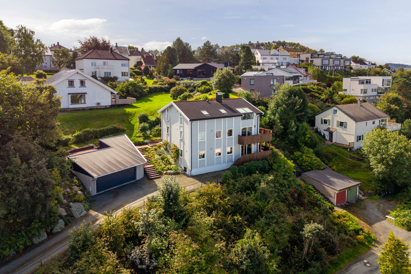 Velkommen til Schøllers gate 13 - Stor og velholdt enebolig med nydelig utsikt over byen.