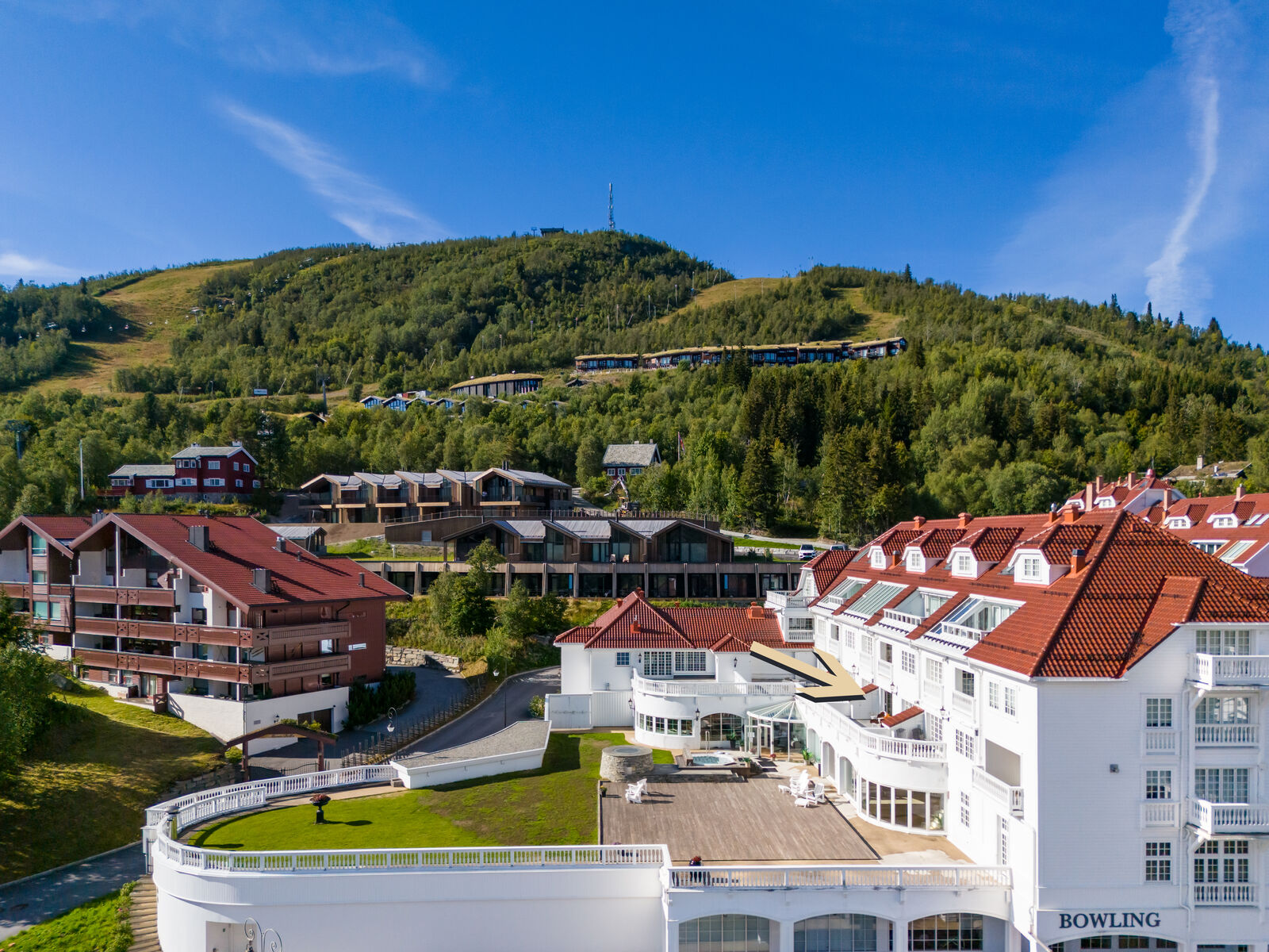 Eiendomsmegler Jannike Seljevoll Herleiksplass presenterer en flott leilighet i tilknytning til Dr. Holms Hotel (Foto: Terje Bjørnsen)