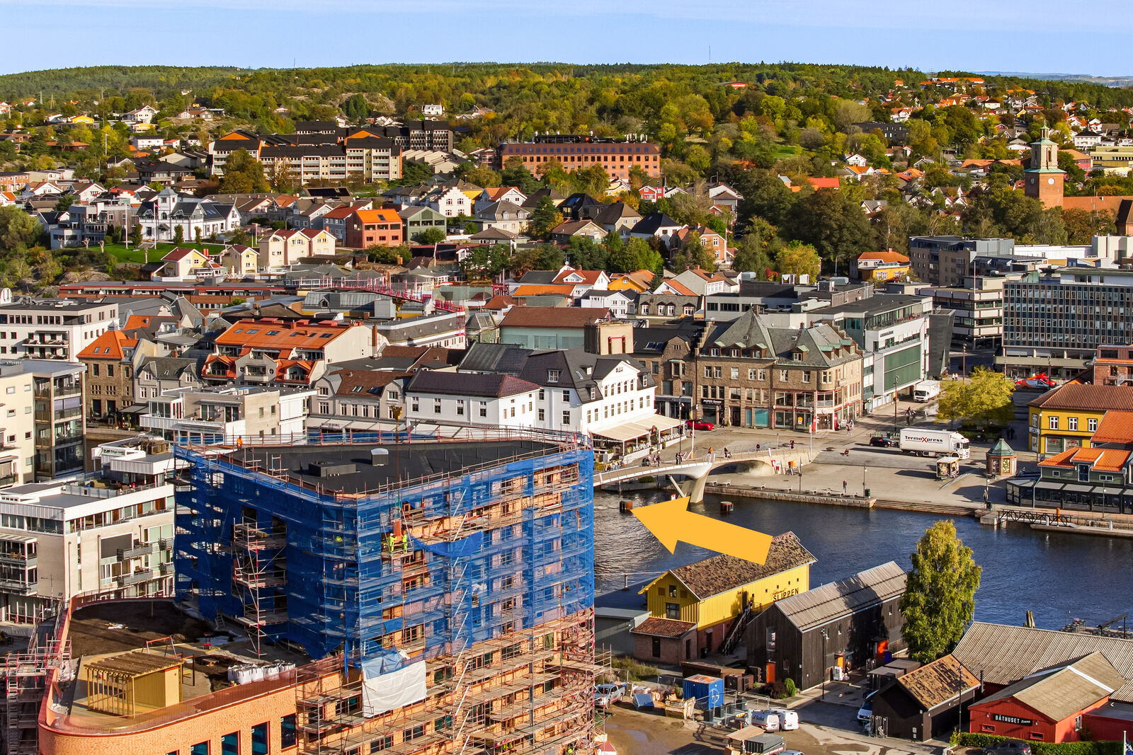 I denne leiligheten får du flott utsikt over byen, torget, restaurantene og bryggelivet.
